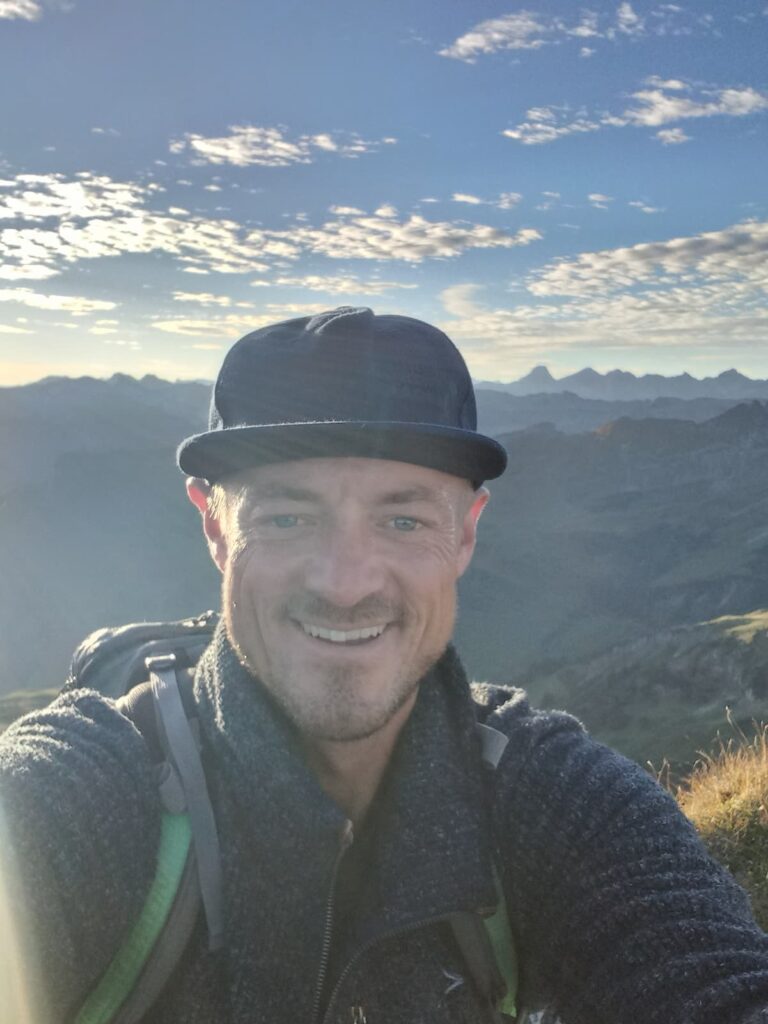 Der Gastgeber im Hintergrund die Berge - im Kontaktfeld als Bild - Ich freu mich über Eure Nachricht