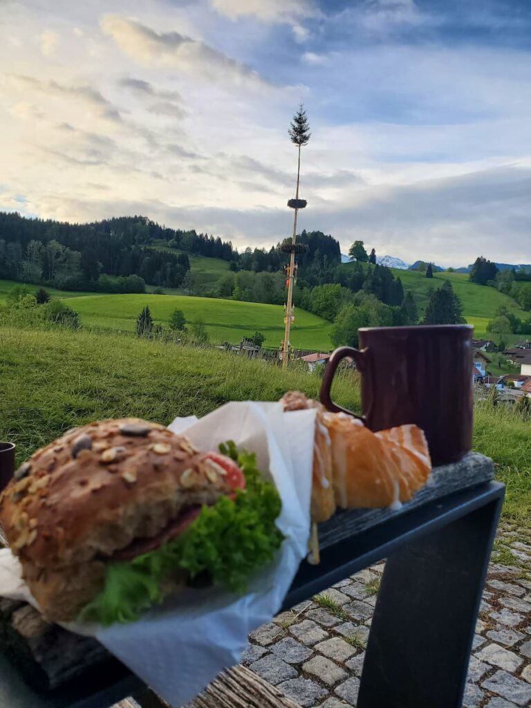 Wunderschöner Ausblick von der 5 Minuten entfernten Kapelle St.Leonhard. Hier mit einer Tasse Kaffee To go und einem kleinen Selbstversorgerfrühstück mit Panoramablick in die Oberallgäuer Alpenkette. 