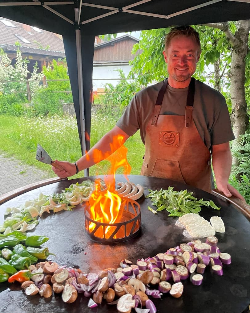 Zubereitung von Speisen Outdoor bei jedem Wetter der heißen Plancha Platte im Haus Himmelsgleiter Allgäu für gemeinsames Kochen und gesellige Abende
